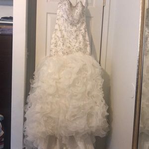 A flattering fit and flare silhouette ivory/silver